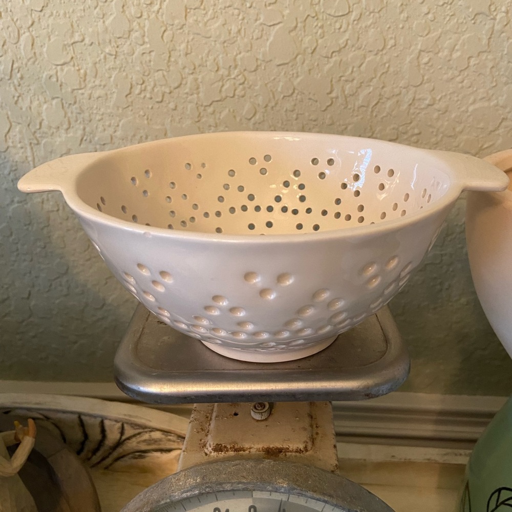 Very RARE Rae Dunn strawberry colander - Picture 2 of 3